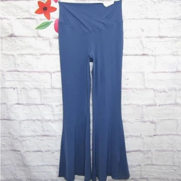 OFFLINE By Aerie Real Me Super Flare Crossover Hi-Rise Leggings Blue Size Small - Picture 1 of 4